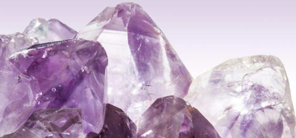 pierre de couleur violet