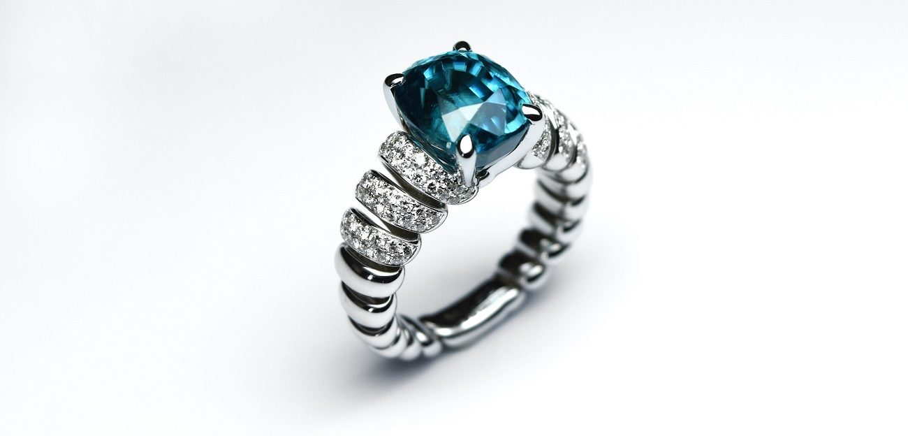 pierre zircon bleu