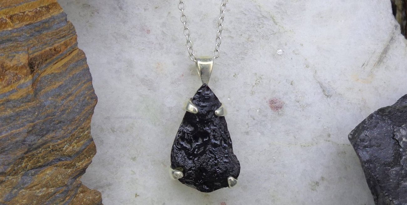 pierre tectite noire